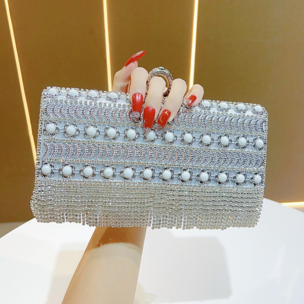 Luxuriöse Strass-Quasten-Clutc – Luxury Bags Europe Bewertung und Preis