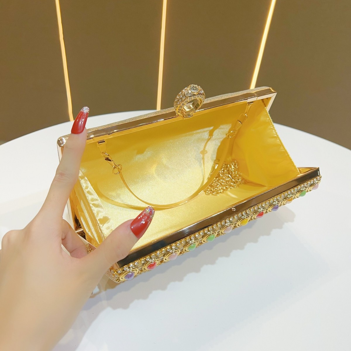 Luxuriöse Strass-Quasten-Clutc – Luxury Bags Europe Bewertung und Preis